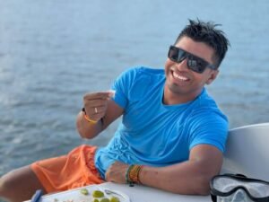 Abisua Travel capitán en San Blas Panamá guiando experiencia en el Caribe