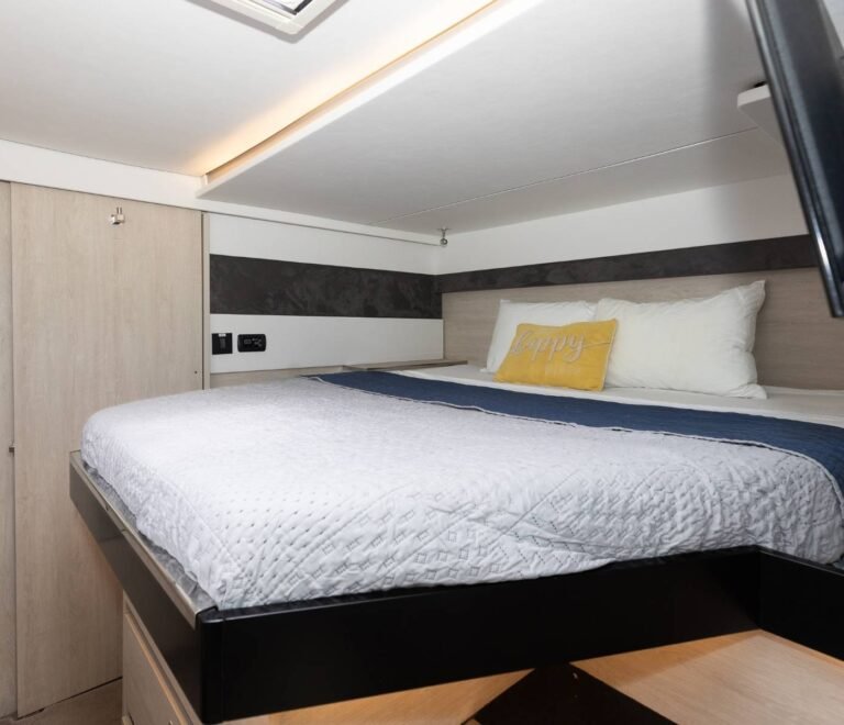 Queen cabin inside Leopard 50 VOX catamaran in San Blas luxury charter
