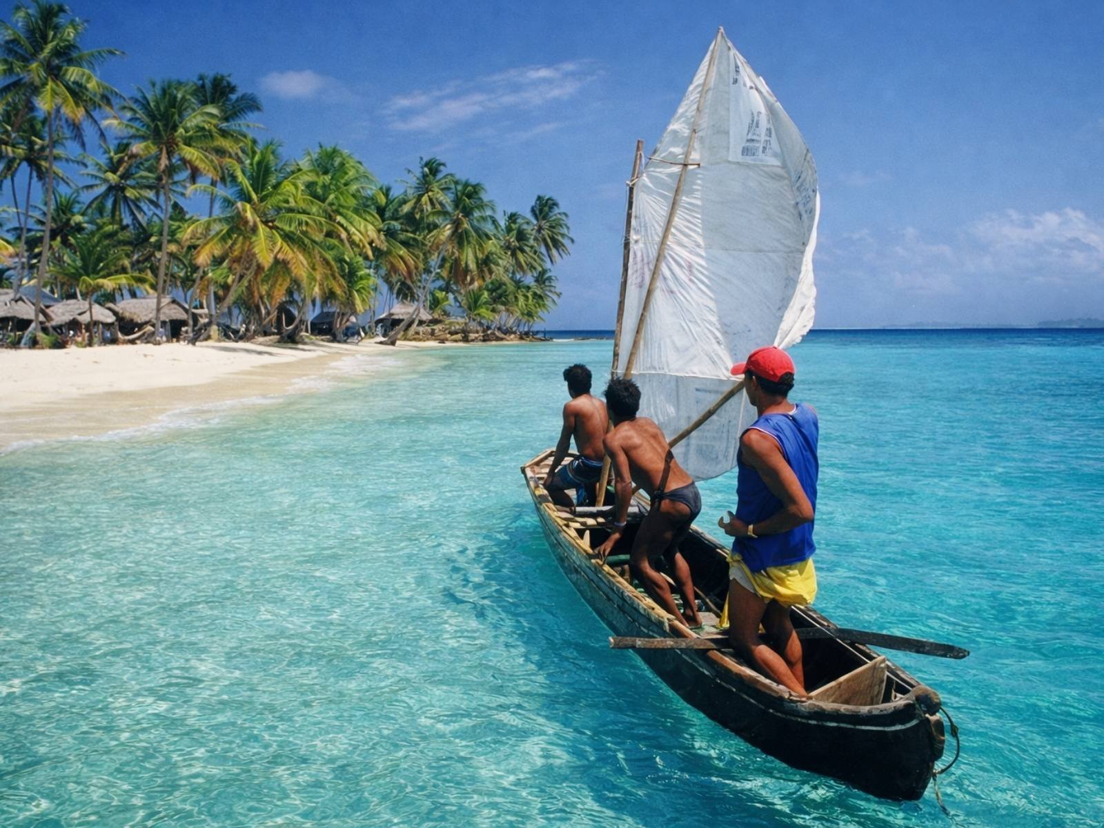 Cayuco tradicional en Guna Yala durante un pasadía en San Blas