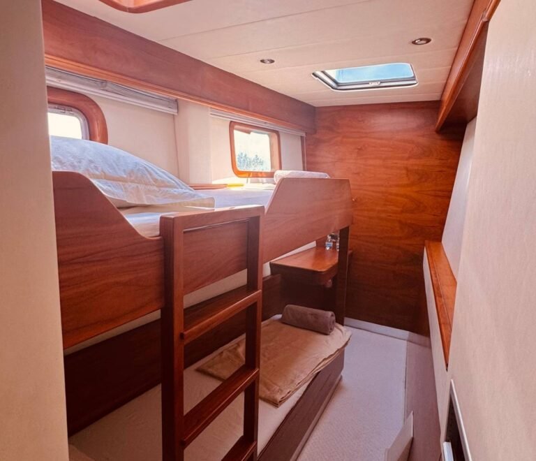cabina doble catamaran Sunreef 62 San Blas camas individuales navegacion grupo