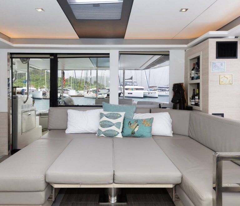 salon interior catamaran Leopard 50 sofa cama San Blas espacio relax moderno