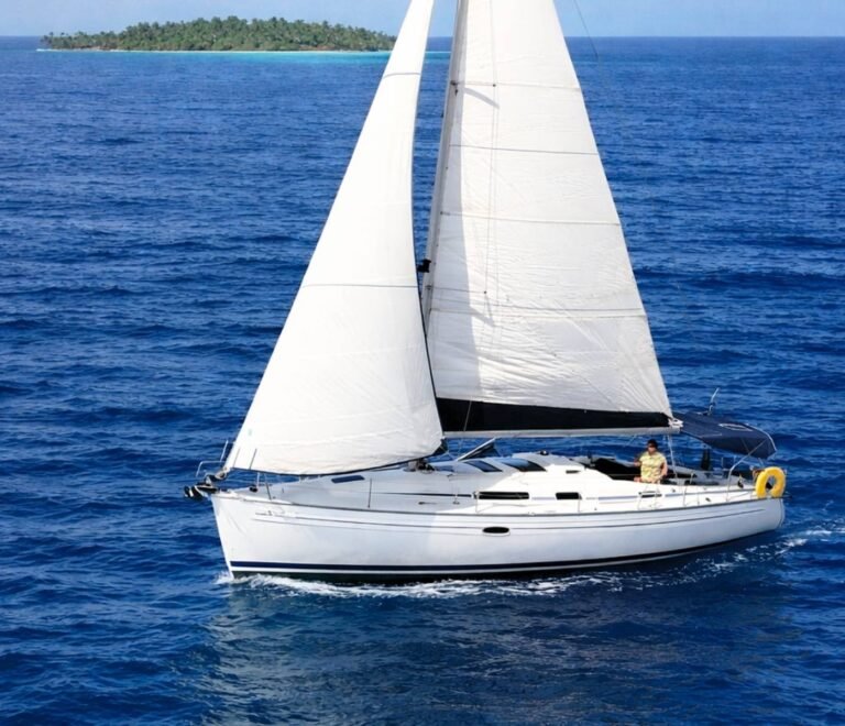 Velero navegando en mar abierto en San Blas Panamá con paisaje caribeño