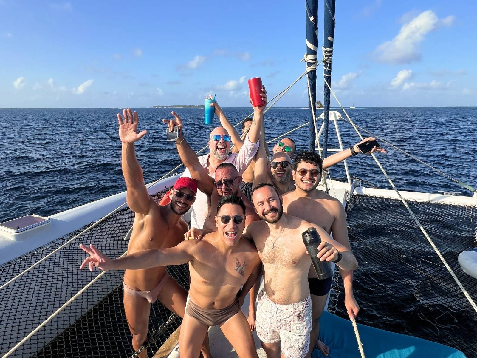 Grupo de amigos disfrutando un pasadía en catamarán privado en San Blas