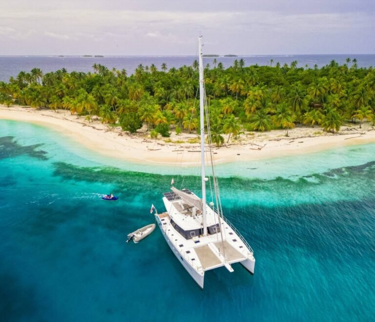 catamaran Sunreef 62 navegando isla tropical San Blas aguas cristalinas Caribe