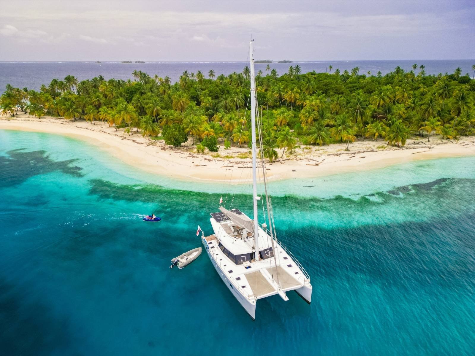 catamaran Sunreef 62 navegando isla tropical San Blas aguas cristalinas Caribe