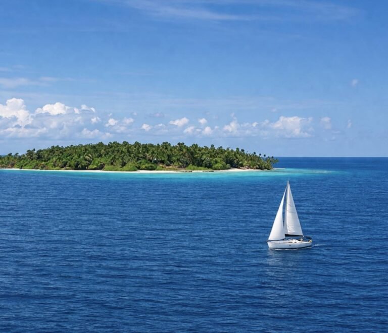 Velero navegando entre islas de San Blas Panamá en mar abierto con paisaje caribeño