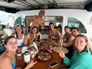 almuerzo a bordo catamaran San Blas Panama comida grupo experiencia Caribe