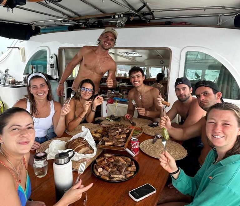 almuerzo a bordo catamaran San Blas Panama comida grupo experiencia Caribe