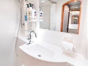 Lavamanos y espejo en baño de catamarán durante experiencia en San Blas