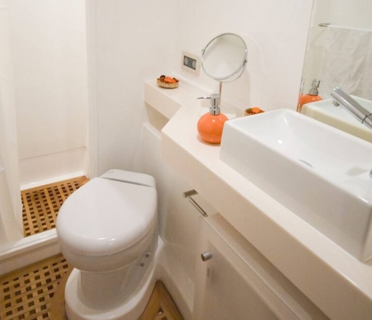 bano con ducha catamaran Sunreef 62 San Blas comodidad a bordo Caribe