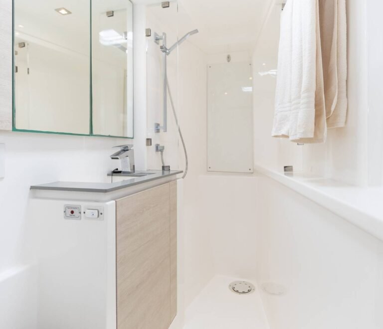bano con ducha catamaran Leopard 50 San Blas comodidad privada a bordo