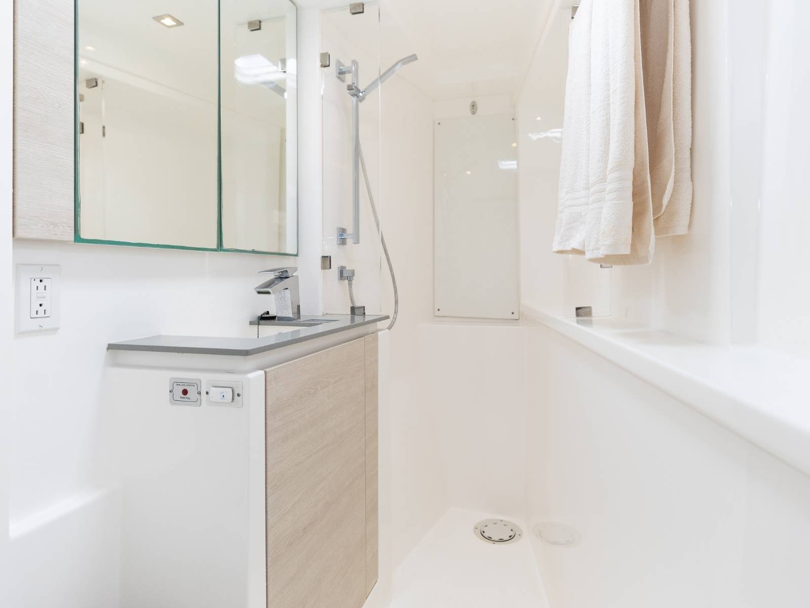 bano con ducha catamaran Leopard 50 San Blas comodidad privada a bordo