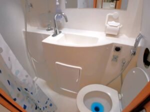 Baño privado en catamarán con ducha durante experiencia en San Blas