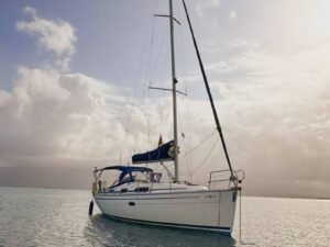 Velero Bavaria 35 navegando en San Blas Panamá con mar tranquilo