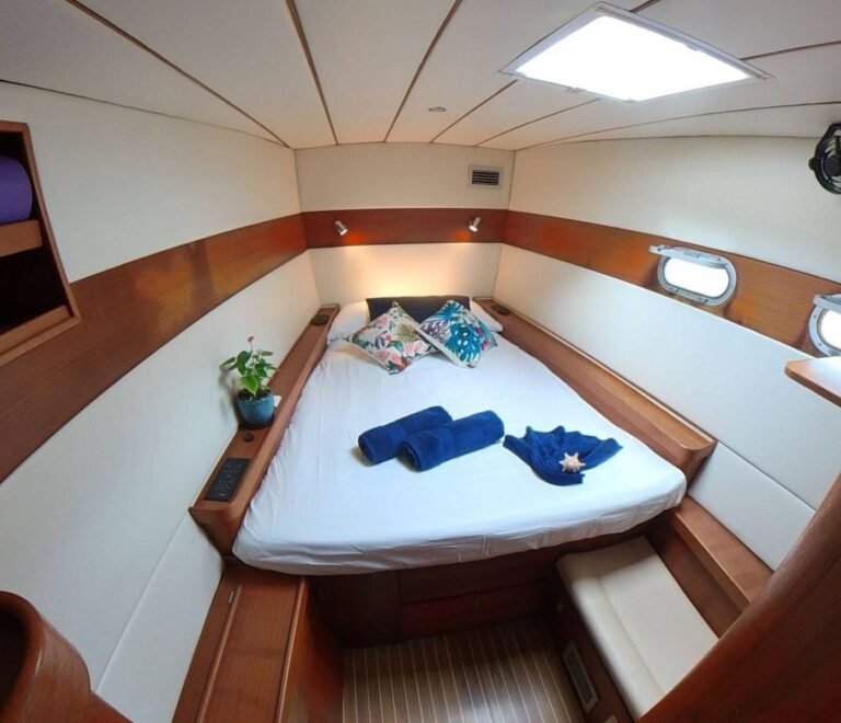 cabina catamaran San Blas Panama habitacion privada alquiler catamaran Caribe confort