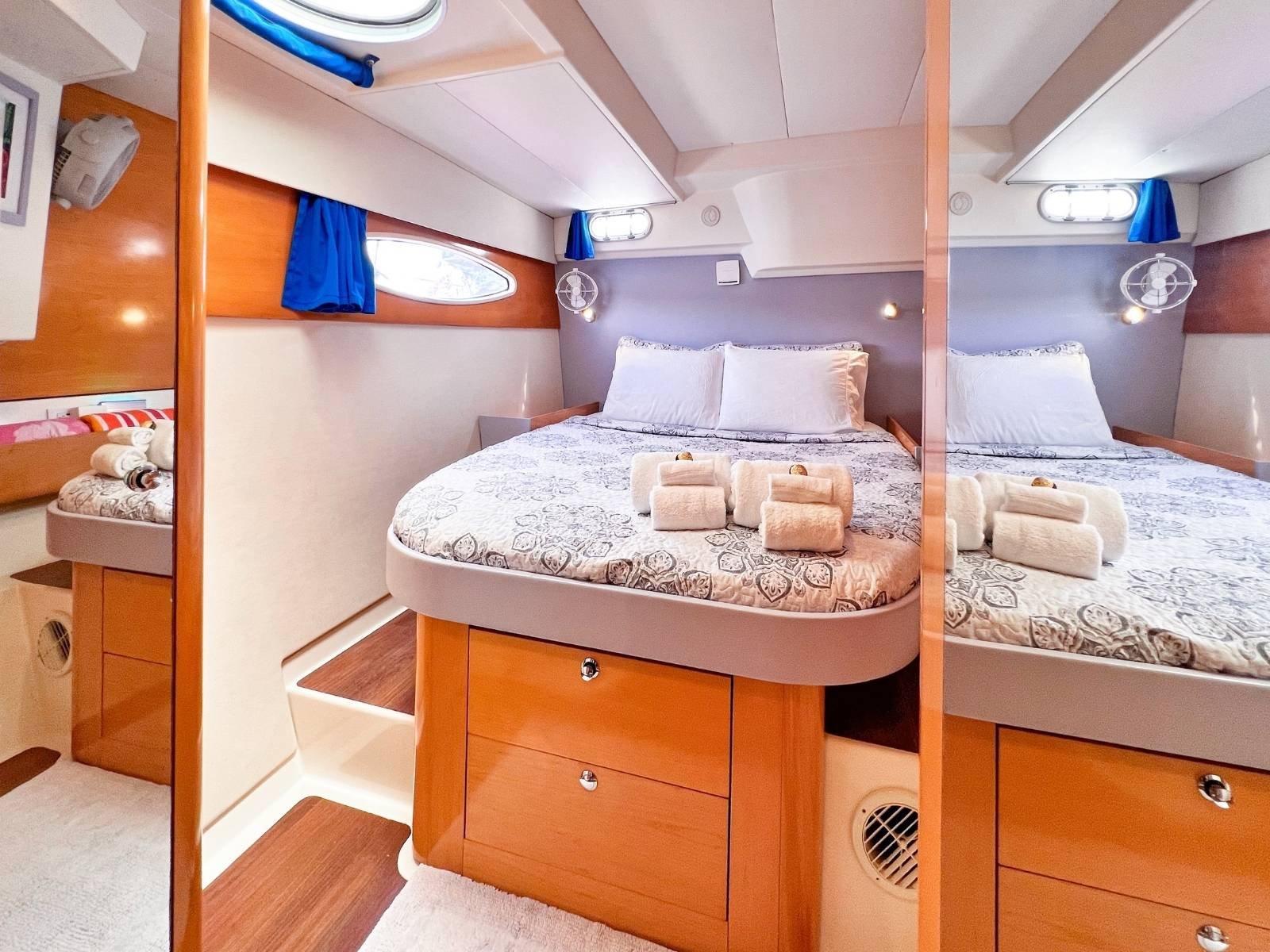 Cabina en la popa del catamarán con cama doble en San Blas