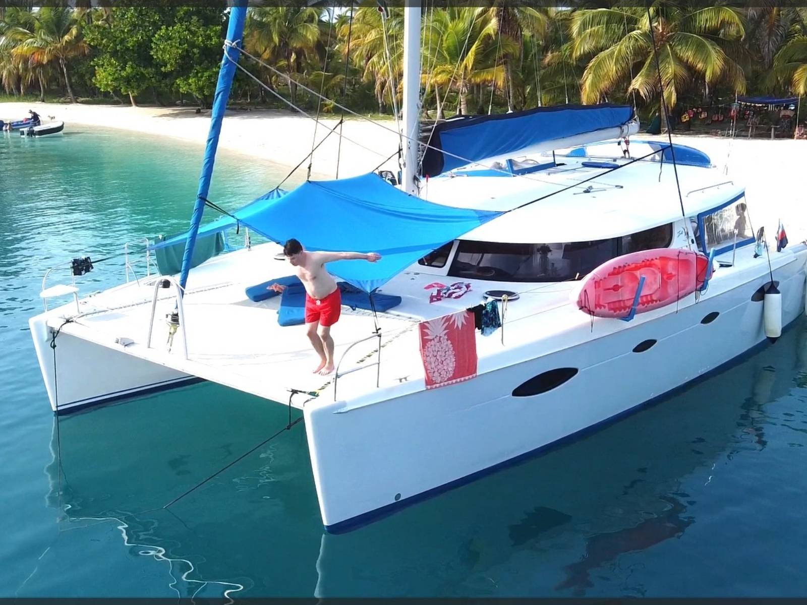 Catamarán en aguas turquesas durante experiencia en San Blas