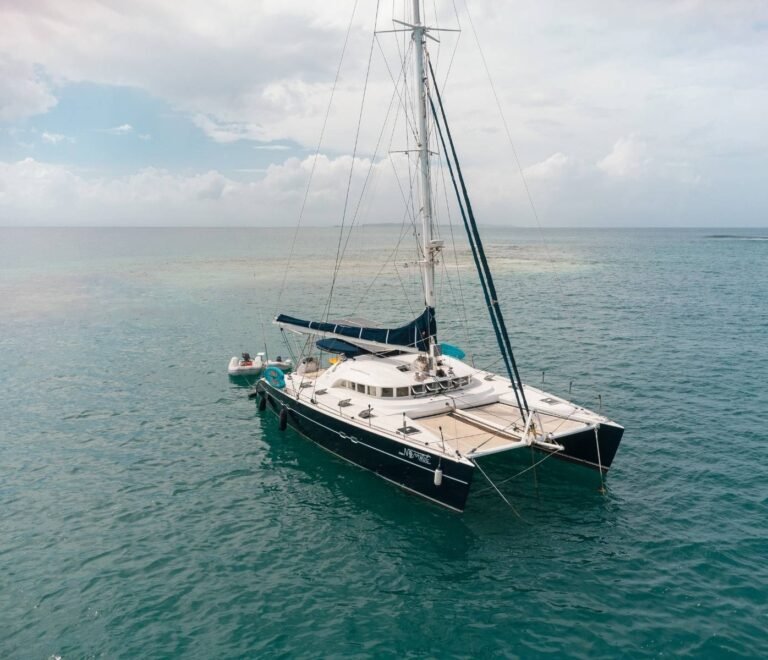 catamaran Nomad Sailor San Blas Panama vista aerea alquiler catamaran Caribe aguas cristalinas
