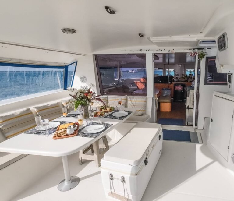 Cockpit de catamarán con zona de comedor y vista al mar en San Blas