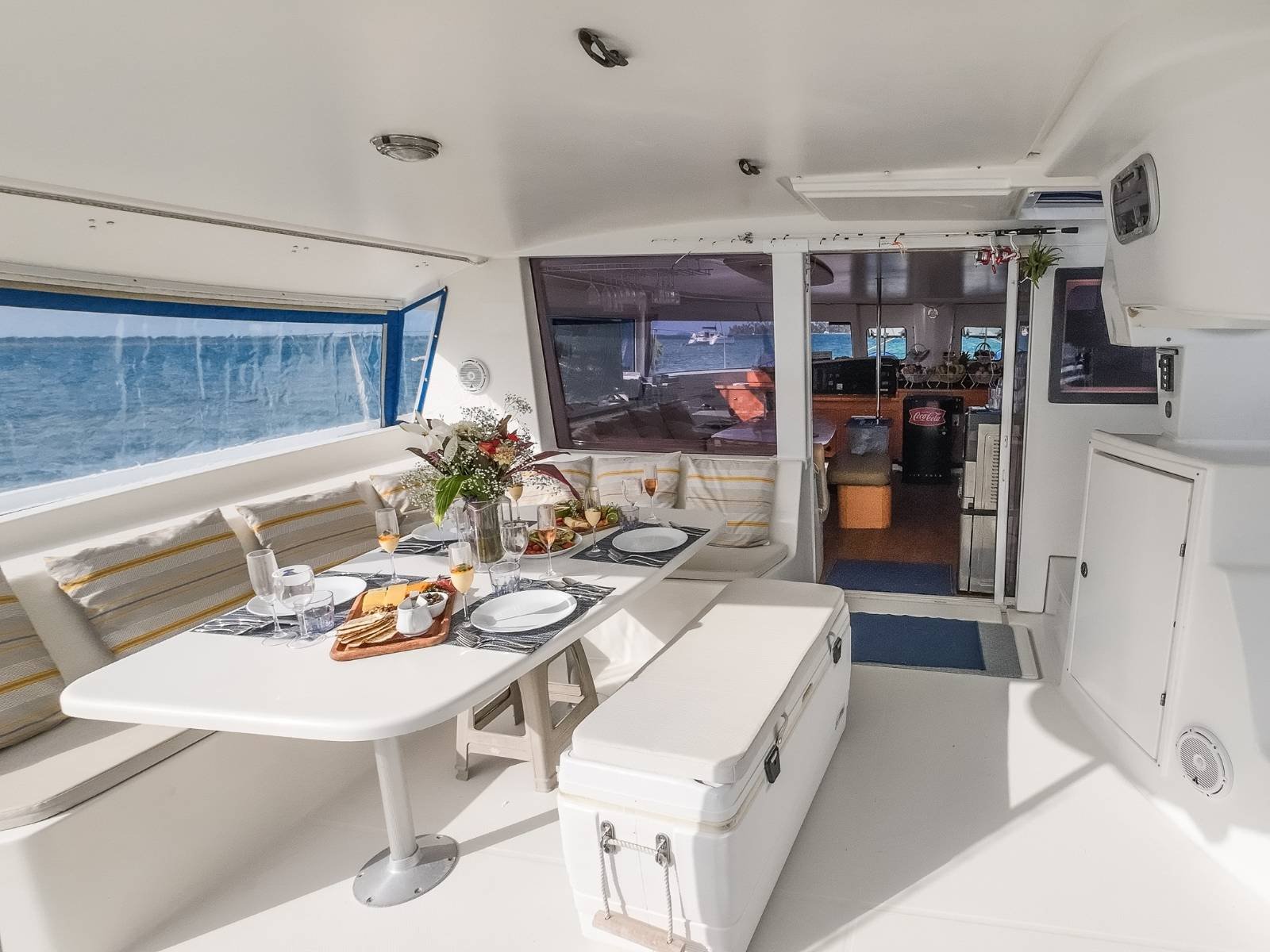 Cockpit de catamarán con zona de comedor y vista al mar en San Blas