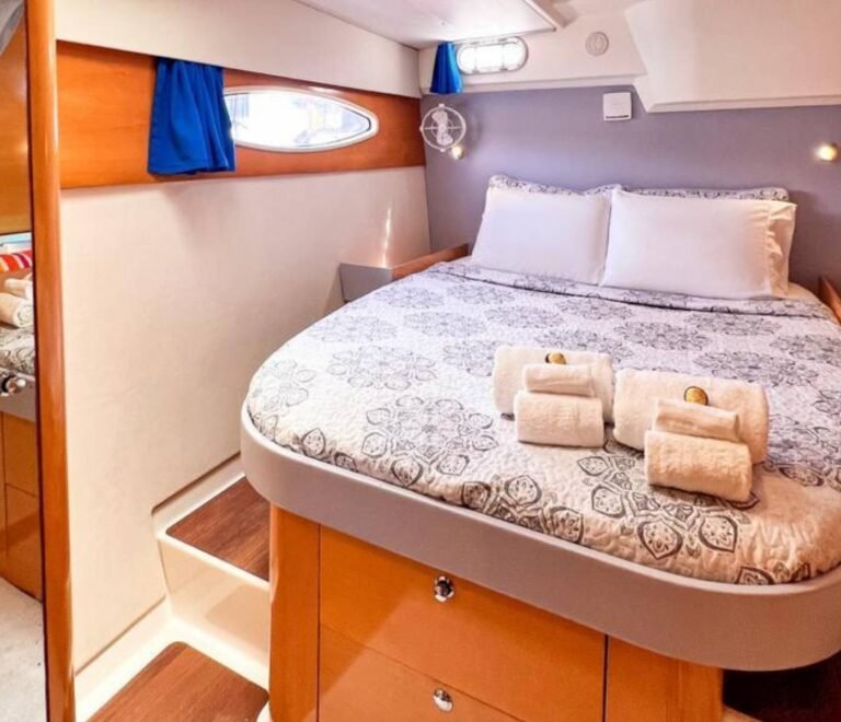 Habitación privada en catamarán durante experiencia en San Blas