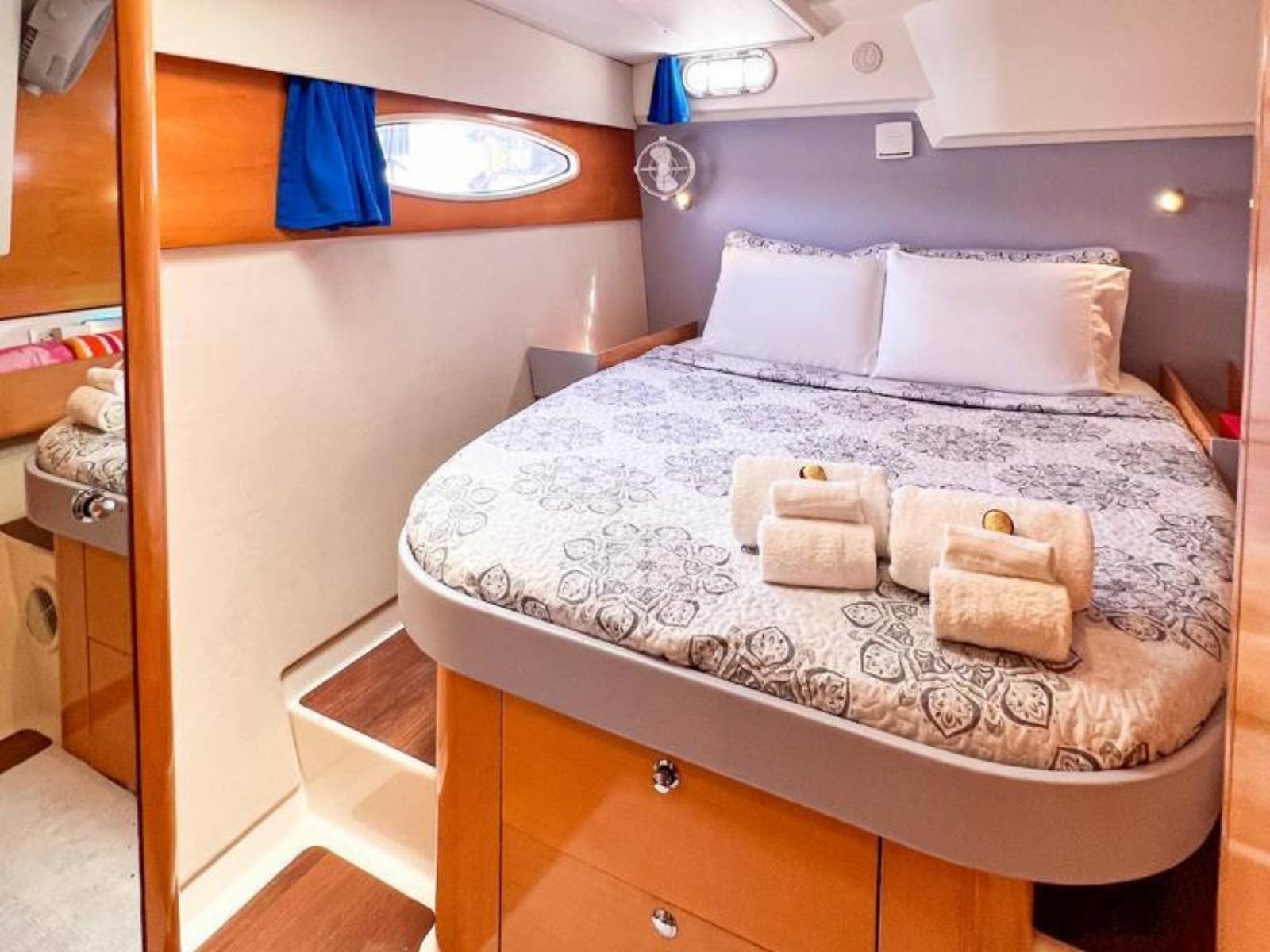 Habitación privada en catamarán durante experiencia en San Blas