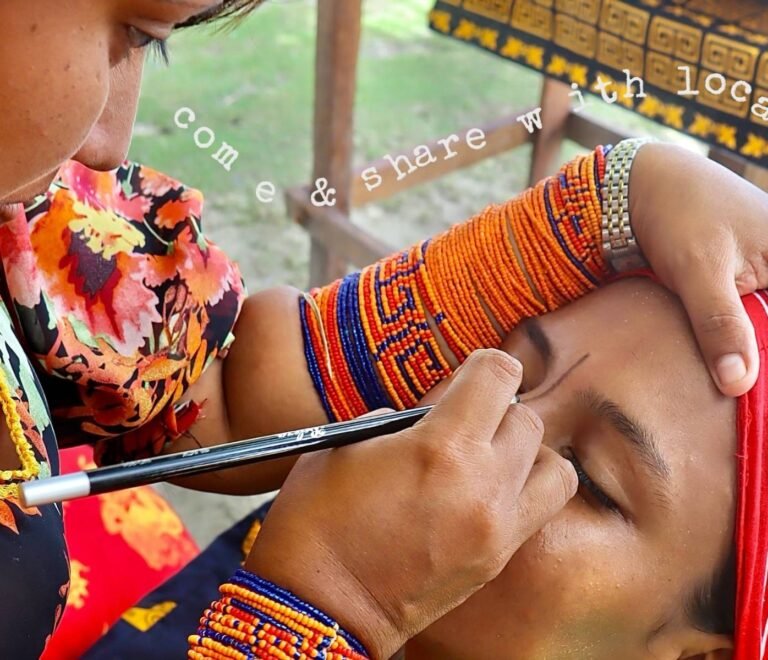 Experiencia cultural en Guna Yala San Blas Panamá con mujer indígena en vestimenta tradicional