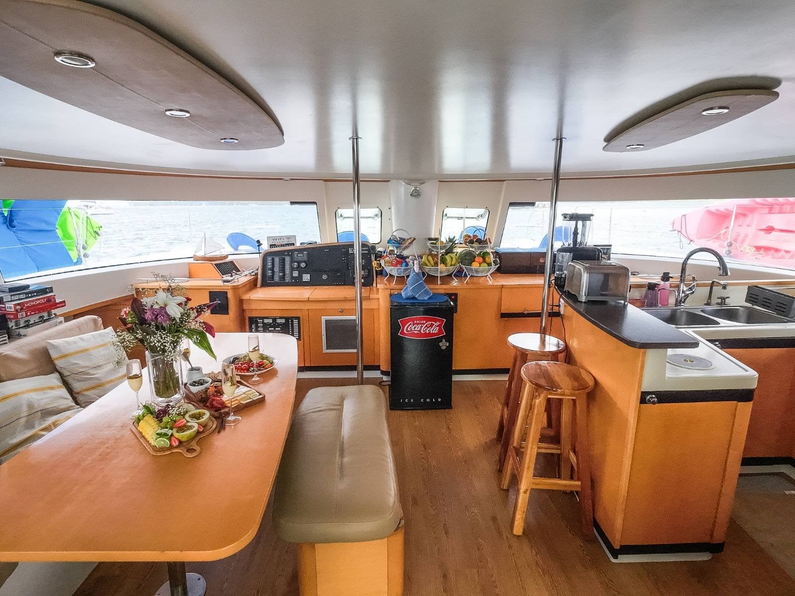 Interior de catamarán con salón y cocina durante experiencia en San Blas