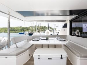 comedor exterior catamaran Leopard 50 San Blas mesa al aire libre Caribe