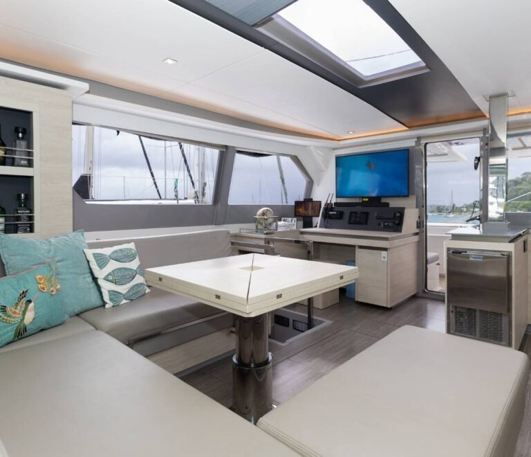 comedor interior catamaran Leopard 50 San Blas salon moderno navegacion lujo