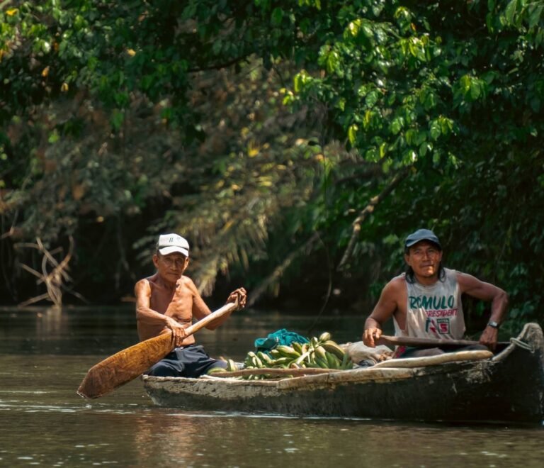 Nativos Guna Yala navegando en río en San Blas Panamá en entorno natural