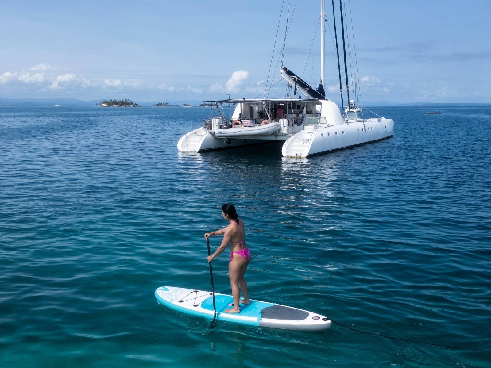 Persona haciendo paddle board durante un pasadía en catamarán en San Blas