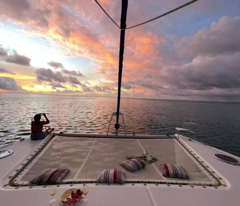 Atardecer desde la proa de un catamarán durante experiencia en San Blas