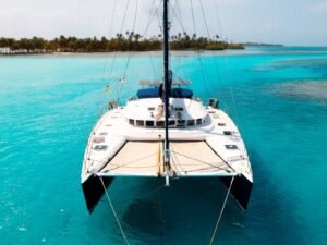 proa catamaran Nomad Sailor San Blas Panama alquiler catamaran aguas turquesa Caribe
