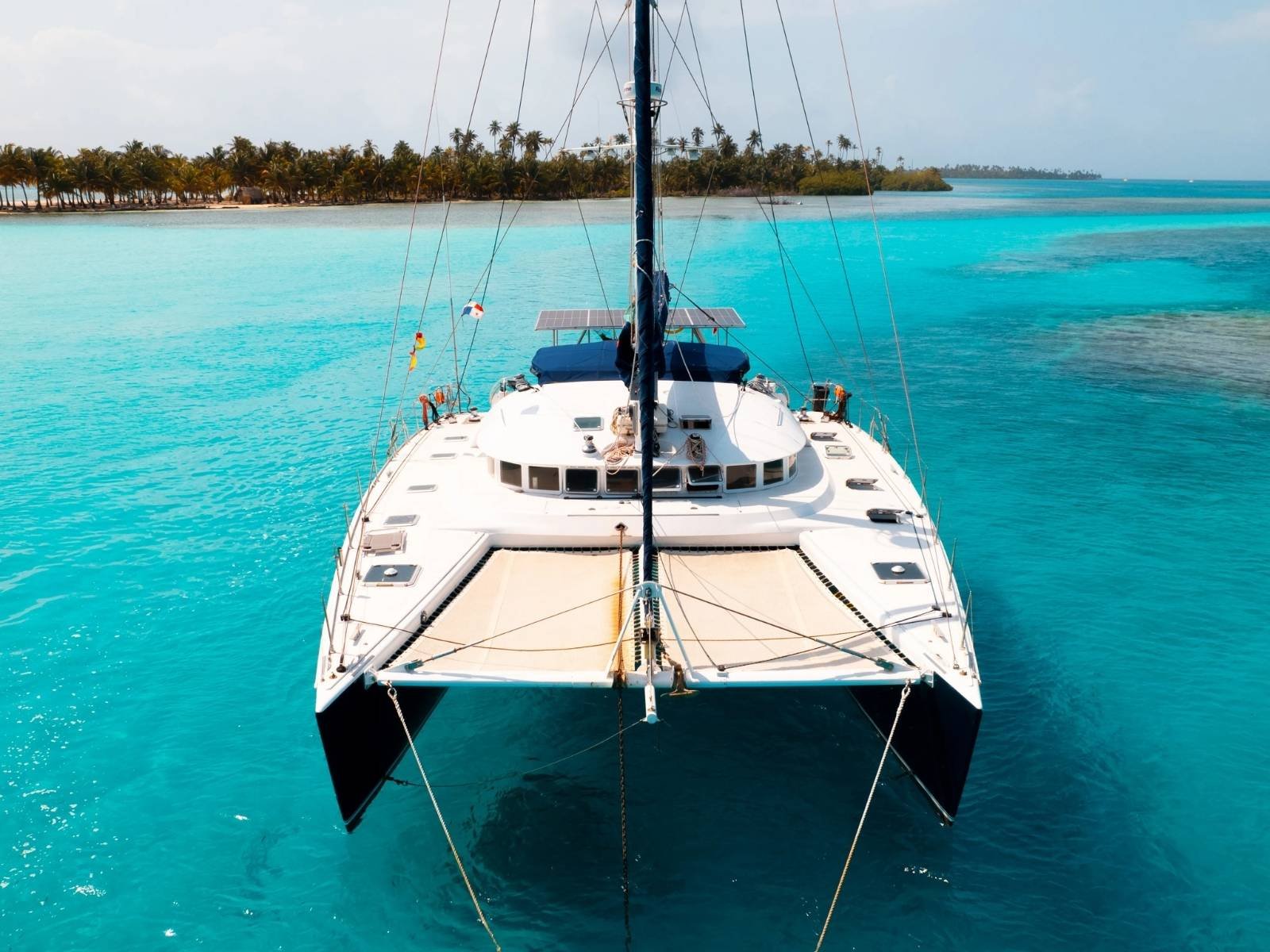 proa catamaran Nomad Sailor San Blas Panama alquiler catamaran aguas turquesa Caribe