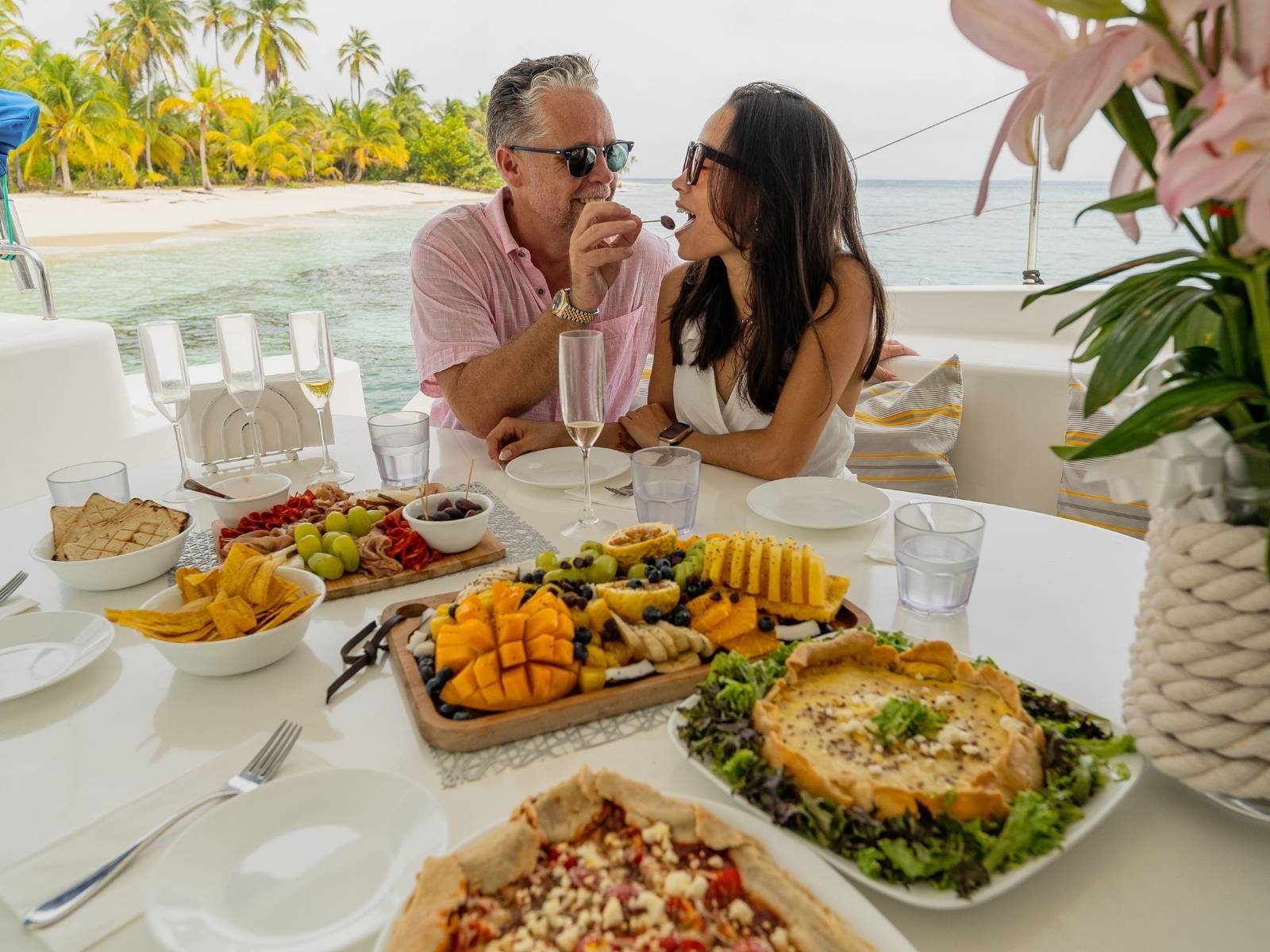Pareja disfrutando comida en catamarán durante una experiencia romántica en San Blas