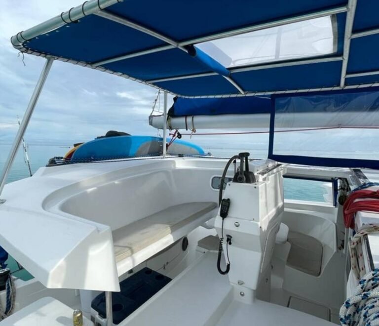 Timon del capitán en catamarán durante navegación en San Blas