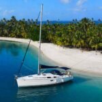 Velero en isla paradisíaca durante un pasadía en San Blas