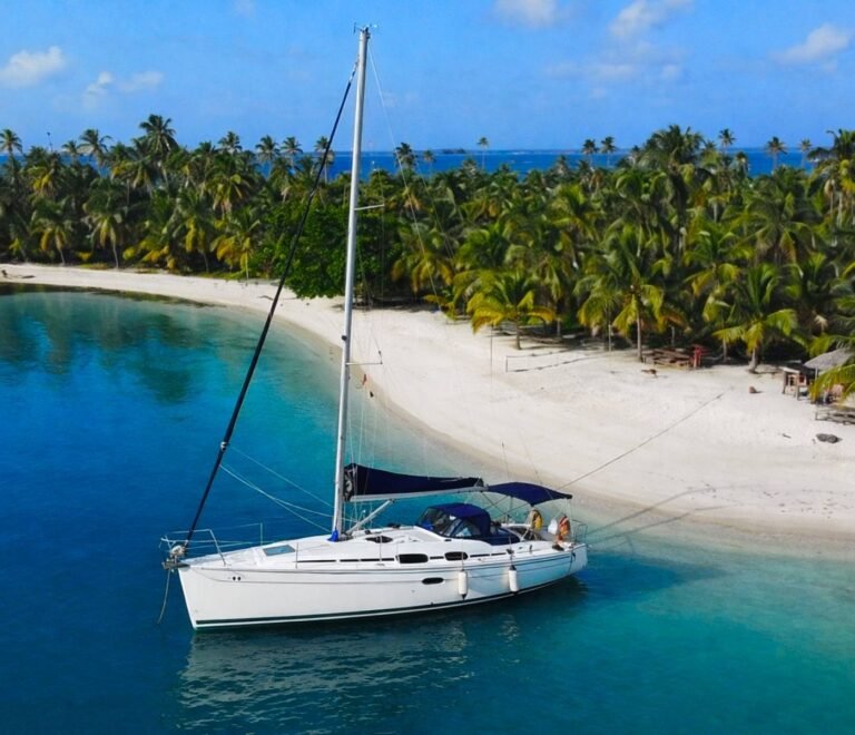 Velero en isla paradisíaca durante un pasadía en San Blas