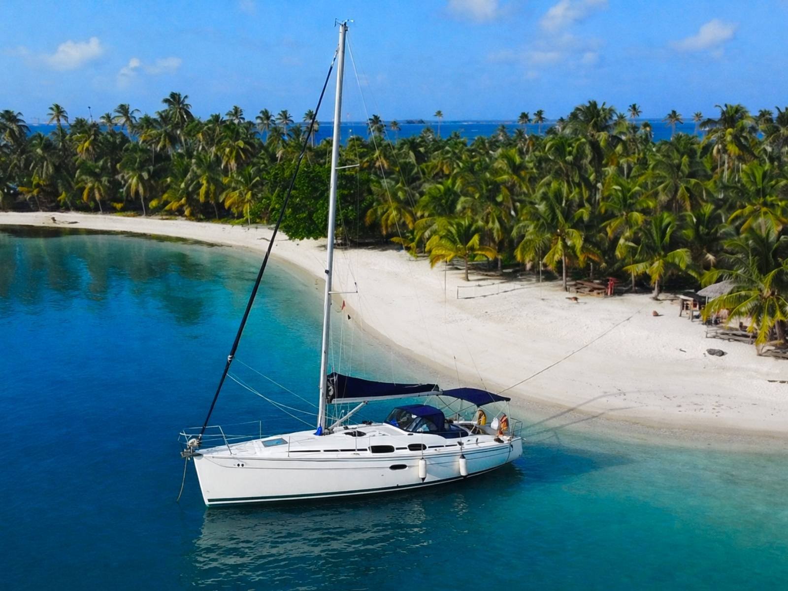 Velero en isla paradisíaca durante un pasadía en San Blas