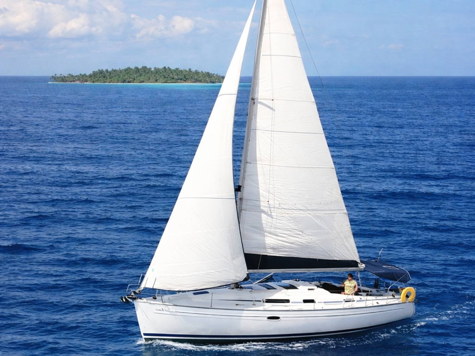 Velero durante un pasadía en San Blas navegando por el Caribe