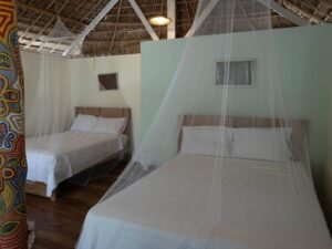 Cabaña deluxe en Cayos Holandeses San Blas con dos camas king size en alojamiento cómodo en la isla