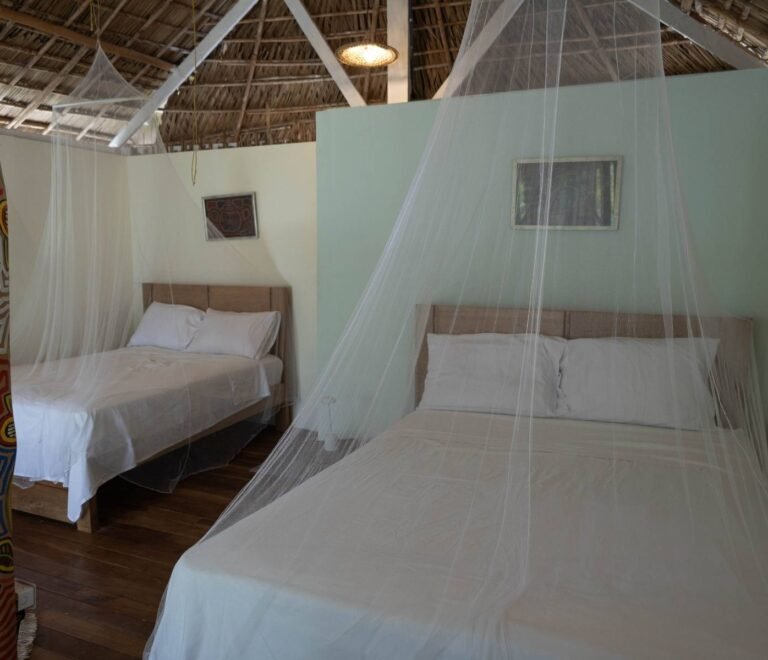 Cabaña deluxe en Cayos Holandeses San Blas con dos camas king size en alojamiento cómodo en la isla