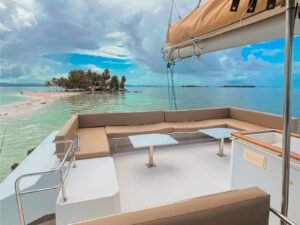 terraza de catamarán en San Blas espacio cómodo para descansar y ver el atardecer en el Caribe