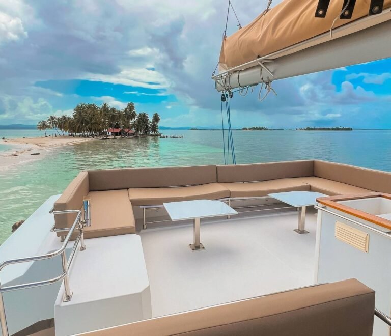 terraza de catamarán en San Blas espacio cómodo para descansar y ver el atardecer en el Caribe