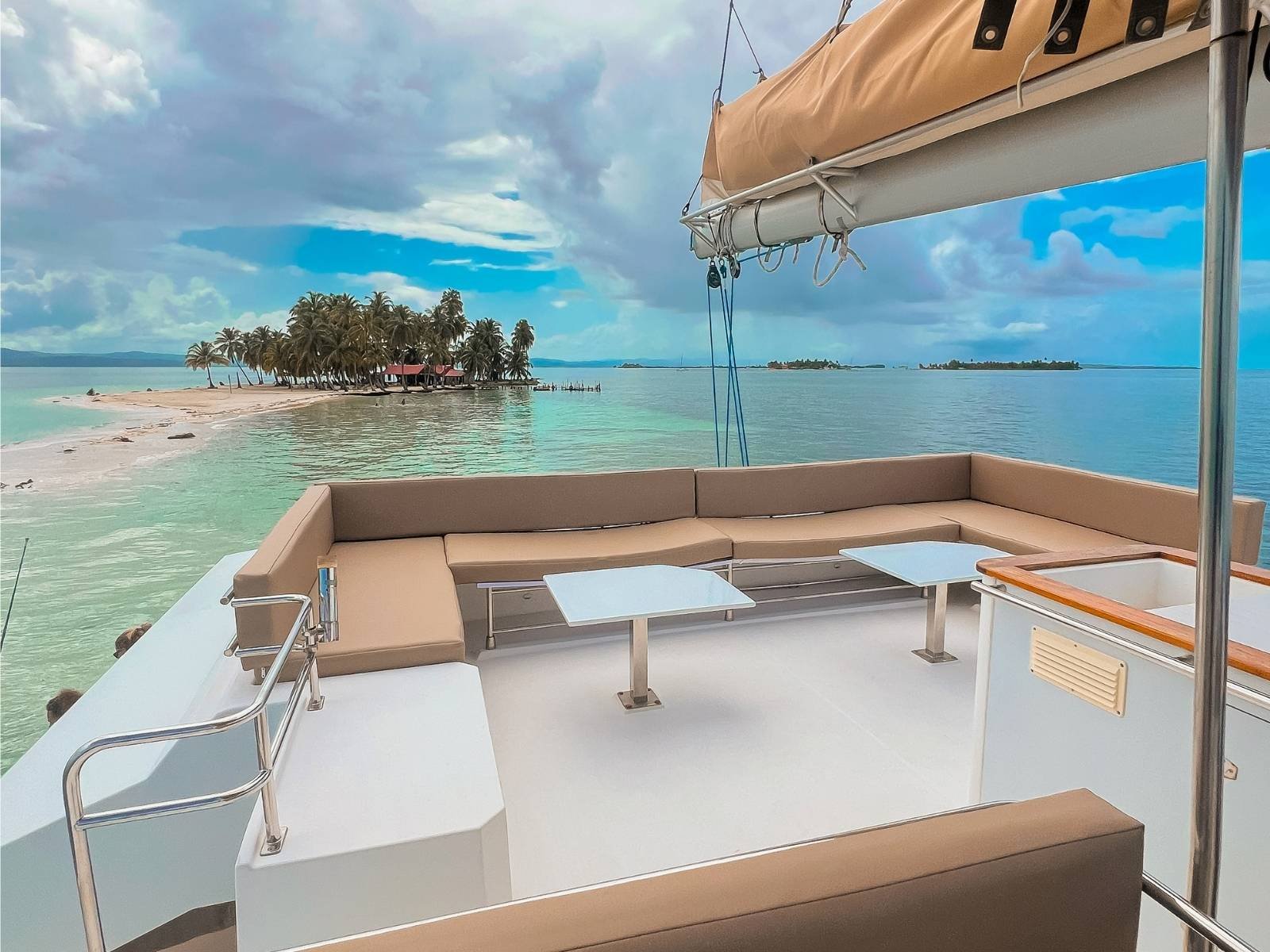 terraza de catamarán en San Blas espacio cómodo para descansar y ver el atardecer en el Caribe