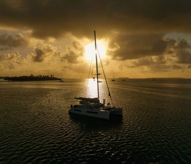 Catamarán al atardecer en San Blas durante retiro de bienestar en el mar Caribe