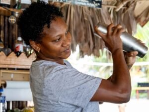 Barman preparando cócteles en Cayos Holandeses San Blas en ambiente caribeño