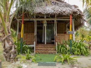 Cabaña deluxe en Cayos Holandeses San Blas con entrada frontal rodeada de vegetación tropical