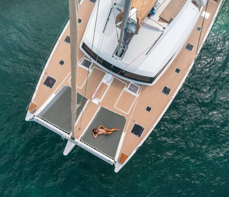 persona relajándose en catamarán de lujo en San Blas vista aérea experiencia exclusiva en el Caribe